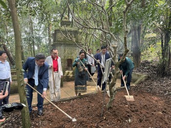 Đại sứ Lào tại Việt Nam dâng hương, trồng cây hoa Chămpa tại Đền thờ công chúa Nhồi Hoa