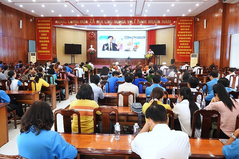 Vùng 5 Hải quân: Đưa thông tin biển đảo đến với hơn 6.000 người dân Kiên Giang