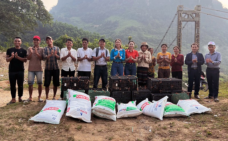 Trao hỗ trợ sinh kế cho phụ nữ khu vực biên giới Quảng Bình