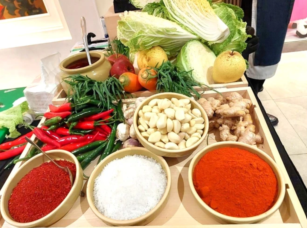 Các nguyên liệu dùng để muối kimchi truyền thống Hàn Quốc. (Ảnh: Vietnam+)