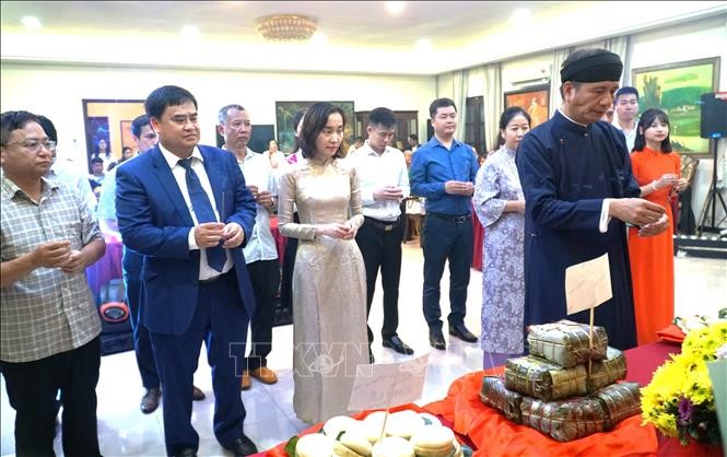 Đại sứ Đinh Ngọc Linh cùng các cán bộ, nhân viên Đại sứ quán Việt Nam tại Malaysia dâng hương trong lễ Giỗ Tổ Hùng Vương. 