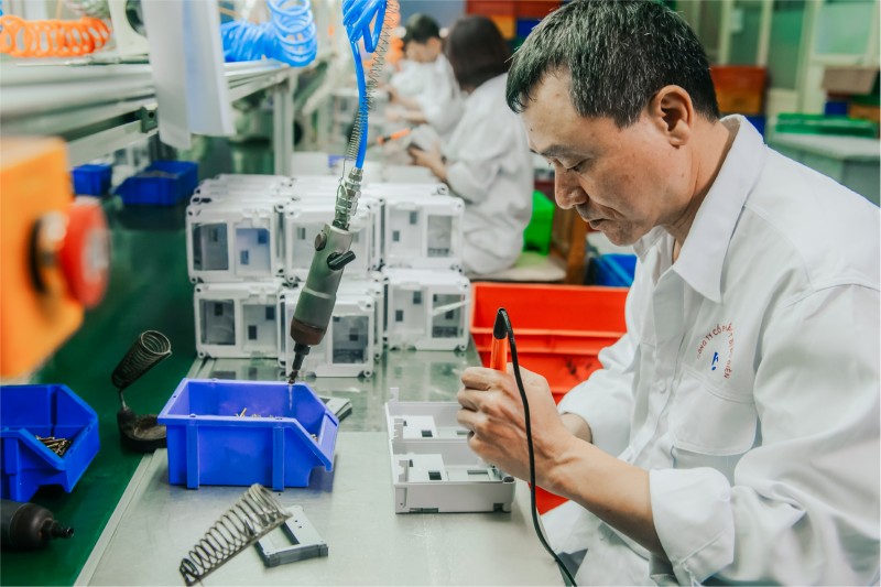 Hình ảnh một cán bộ tại nhà máy EMIC – Đơn vị thành viên của Tập đoàn GELEX.
