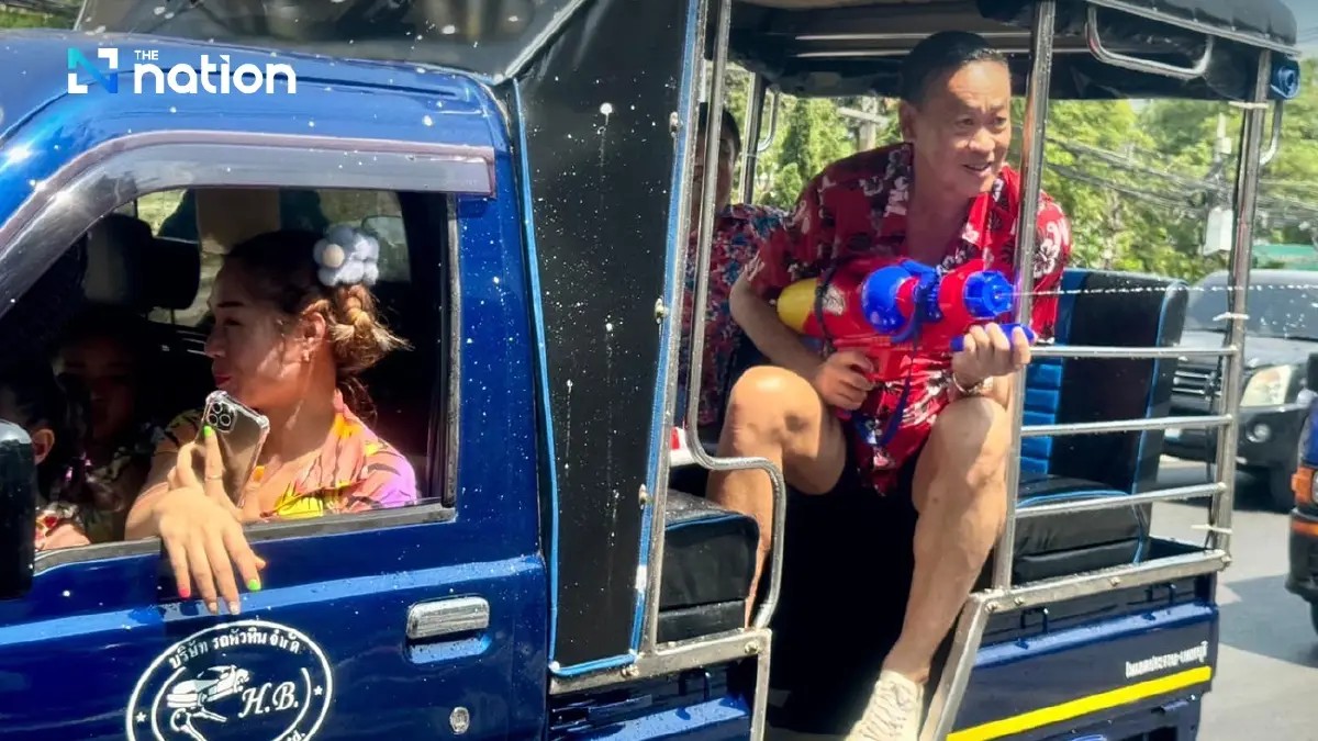 Thủ tướng Thái Lan bắn súng nước trong lễ hội Songkran