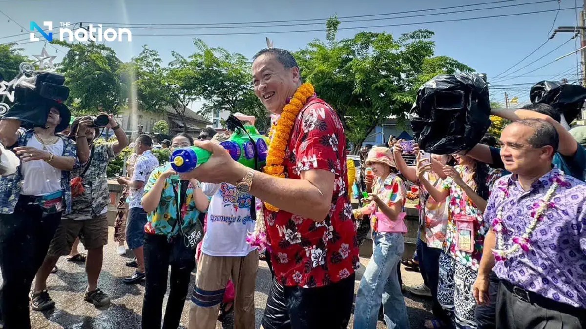 Thủ tướng Thái Lan bắn súng nước trong lễ hội Songkran