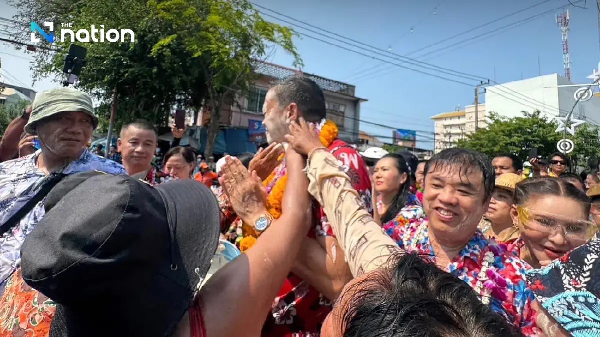 Thủ tướng Thái Lan bắn súng nước trong lễ hội Songkran