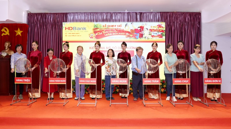 Tỷ phú xứ rừng ngập mặn phấn khởi nhận thưởng lớn tại HDBank