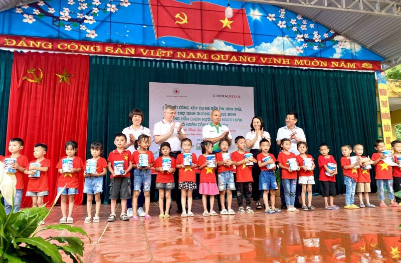 Diễn đàn Phụ nữ Việt Nam tại Châu Âu trao bò sinh sản cho 12 hộ nghèo ở tỉnh Điện Biên