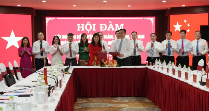 Lãnh đạo Huyện ủy Hà Quảng (Cao Bằng - Việt Nam) và Huyện ủy Nà Po (Quảng Tây - Trung Quốc) ký kết biên bản hội đàm. (Ảnh: Báo Cao Bằng)