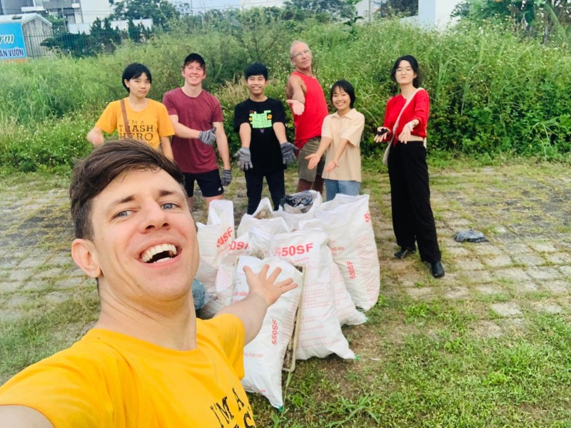 Những người bạn nước ngoài dọn rác trên bãi biển Đà Nẵng Những người bạn nước ngoài dọn rác trên bãi biển Đà Nẵng