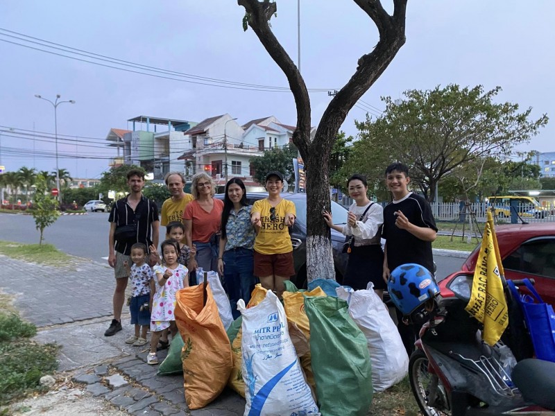 Những người bạn nước ngoài dọn rác trên bãi biển Đà Nẵng Những người bạn nước ngoài dọn rác trên bãi biển Đà Nẵng