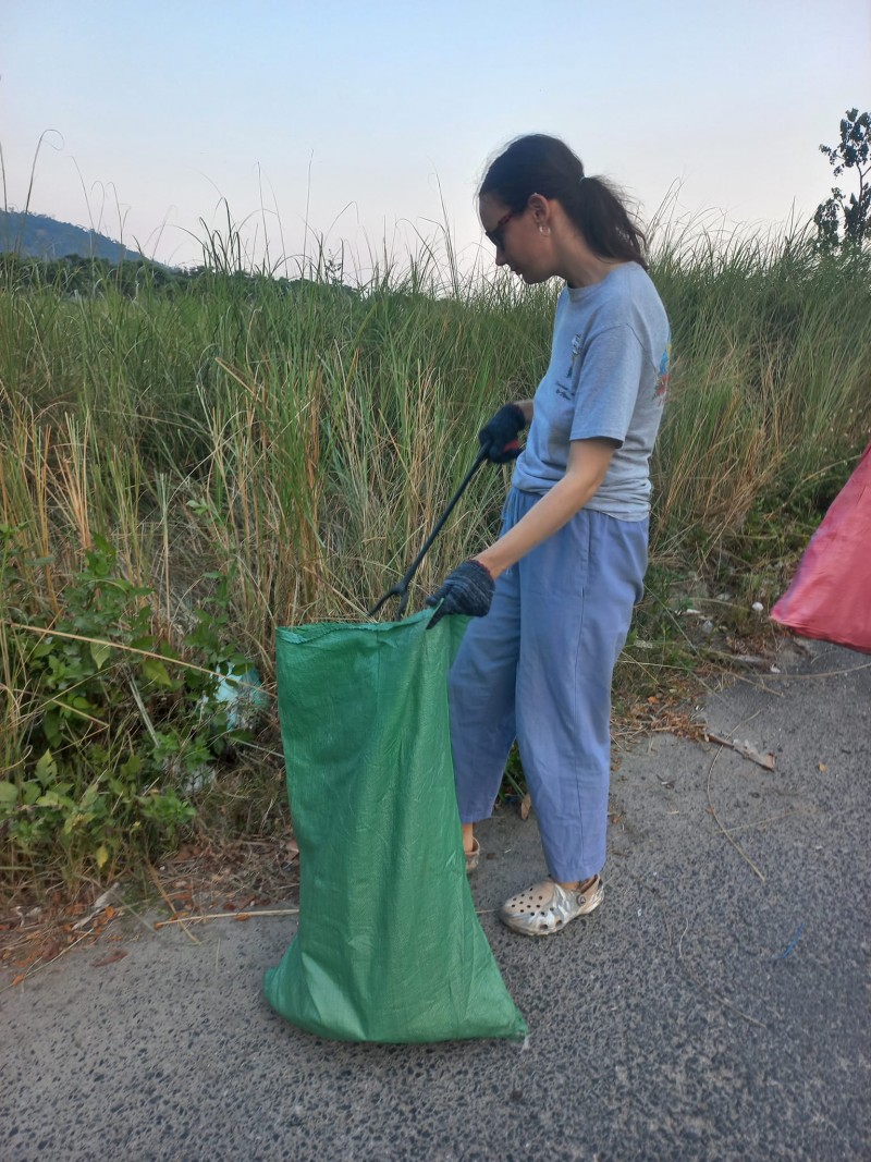 Những người bạn nước ngoài dọn rác trên bãi biển Đà Nẵng Những người bạn nước ngoài dọn rác trên bãi biển Đà Nẵng