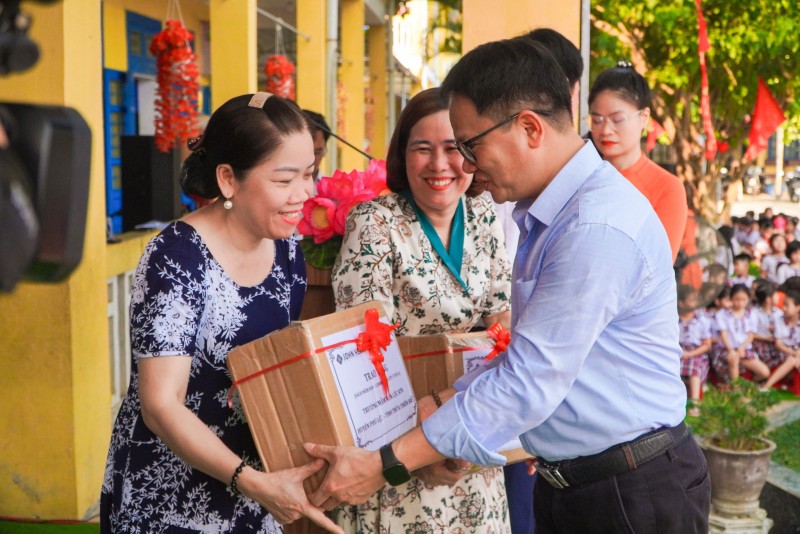 Zhi-Shan Foundation bàn giao 125 tủ sách cho 13 trường mầm non và tiểu học trên địa bàn huyện Phú Lộc, Huế