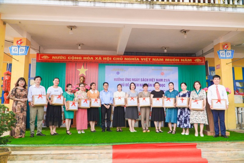 Zhi-Shan Foundation bàn giao 125 tủ sách cho 13 trường mầm non và tiểu học trên địa bàn huyện Phú Lộc, Huế