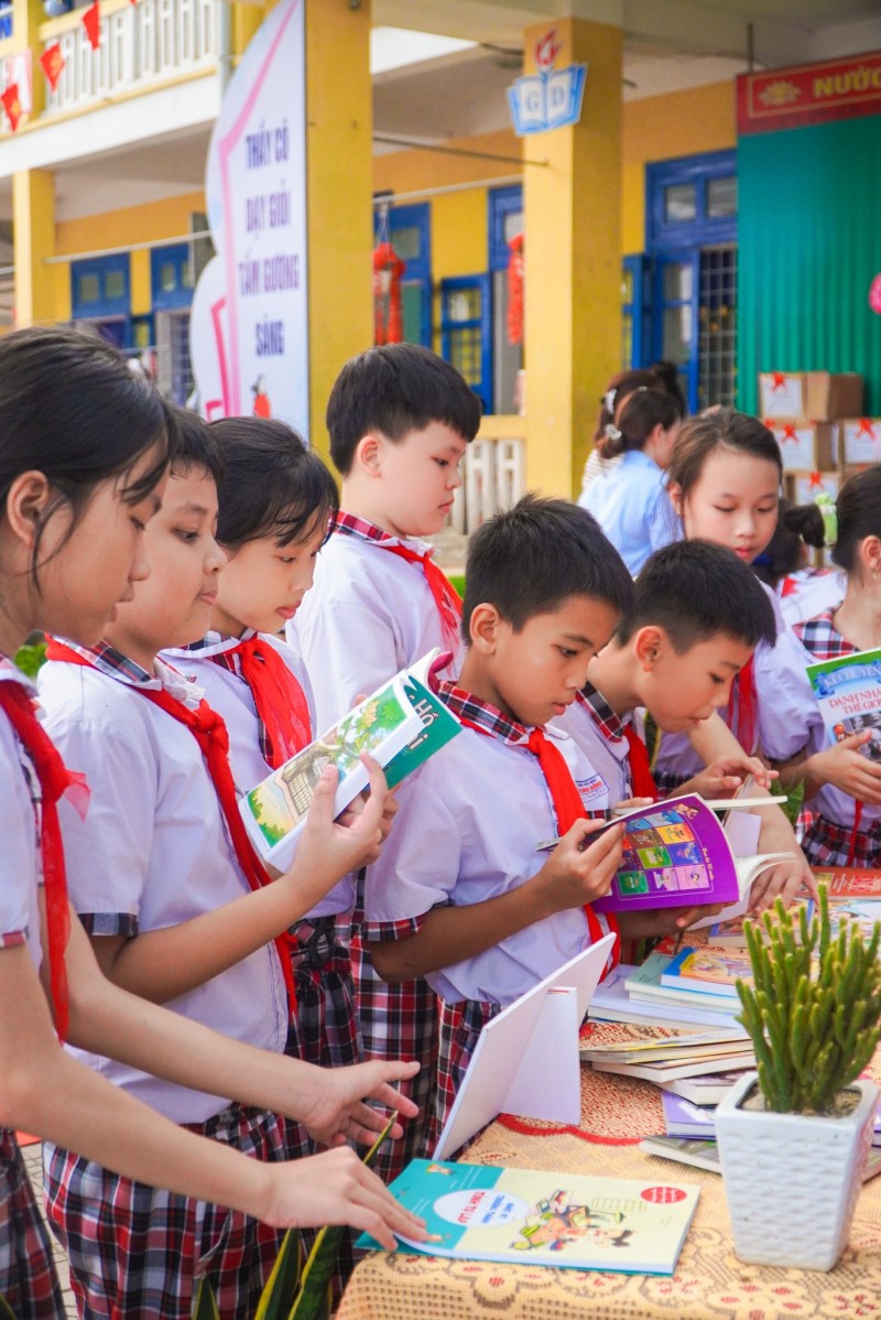 Zhi-Shan Foundation bàn giao 125 tủ sách cho 13 trường mầm non và tiểu học trên địa bàn huyện Phú Lộc, Huế