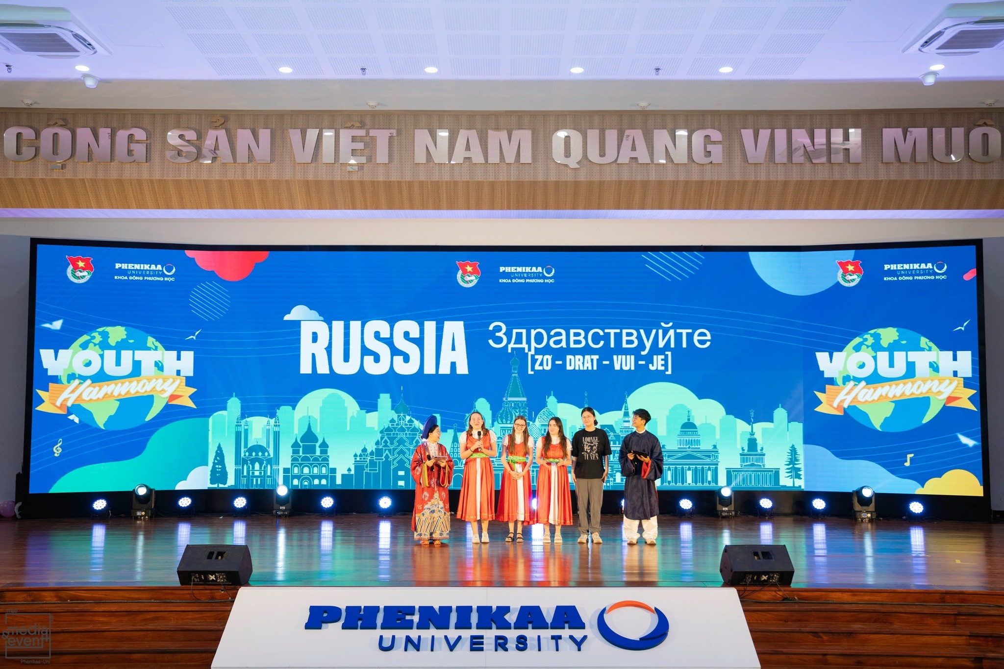 Giao lưu với các sinh viên Nga. (Ảnh: Đại học Phenikaa) Giao lưu với các sinh viên Nga. (Ảnh: Đại học Phenikaa)