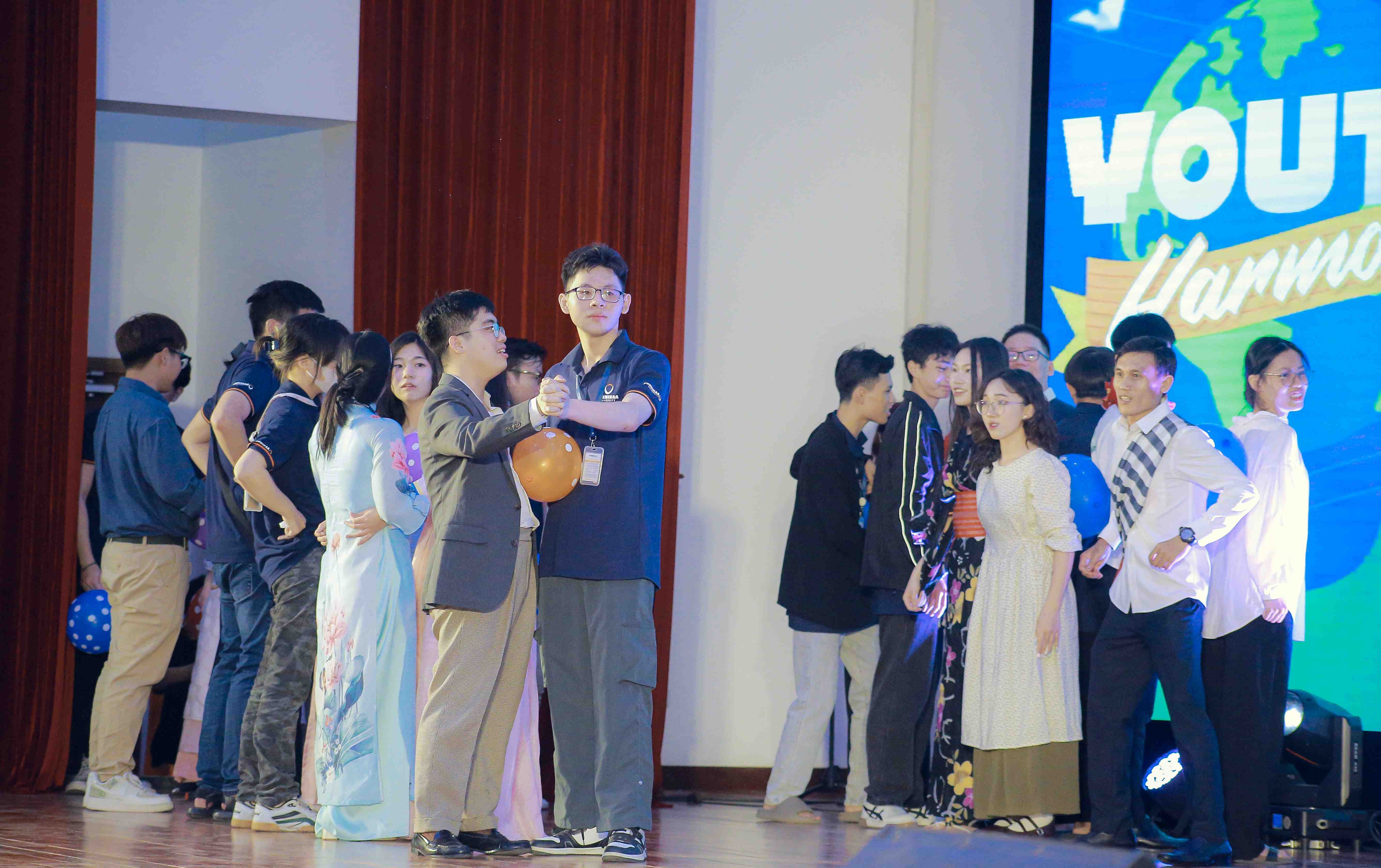 Sinh viên năng nổ làm nóng cơ thể cùng trò chơi phối hợp đưa bóng bay về đích Sinh viên năng nổ làm nóng cơ thể cùng trò chơi phối hợp đưa bóng bay về đích