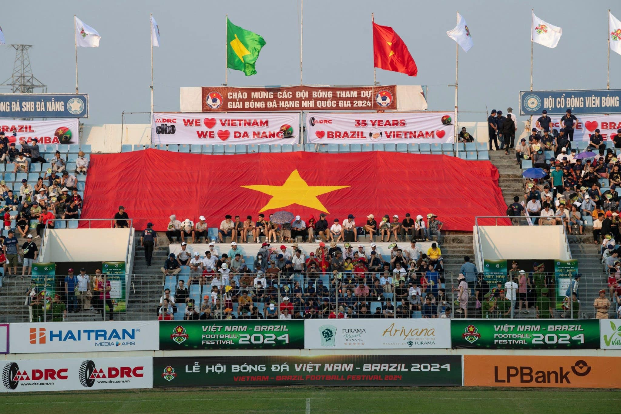 Sự kiện thu hút hàng nghìn người hâm mộ bóng đá và khách du lịch tham dự, hòa mình vào không khí bóng đá cuồng nhiệt. Sự kiện thu hút hàng nghìn người hâm mộ bóng đá và khách du lịch tham dự, hòa mình vào không khí bóng đá cuồng nhiệt.