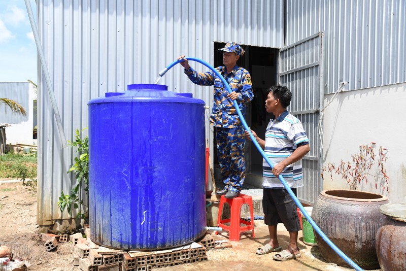 Nghĩa tình quân dân trong ngày nắng hạn