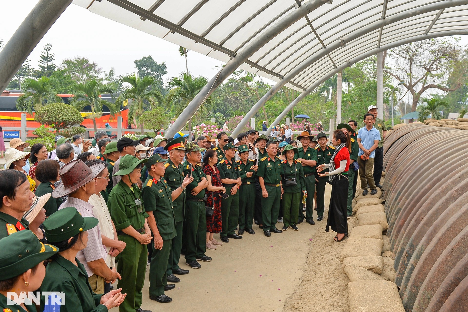 Du khách tham quan tại các điểm thuộc quần thể di tích Chiến trường Điện Biên Phủ tại thành phố Điện Biên Phủ, tỉnh Điện Biên. (Ảnh: Dân trí)