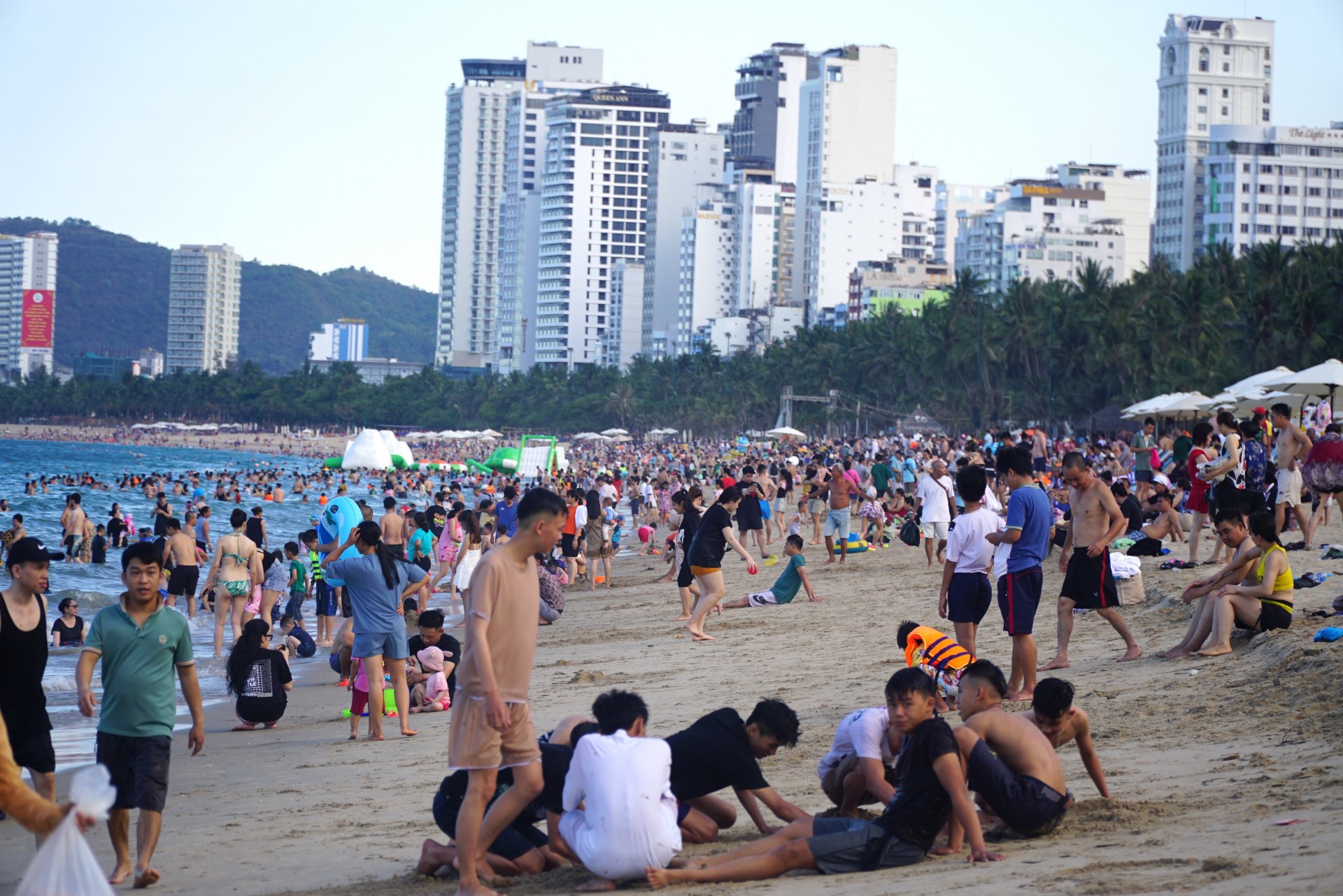 Bãi biển ở trung tâm thành phố Nha Trang đông nghịt khách tắm biển giải nhiệt vào chiều 28/4. (Ảnh: Báo Khánh Hòa) Bãi biển ở trung tâm thành phố Nha Trang đông nghịt khách tắm biển giải nhiệt vào chiều 28/4. (Ảnh: Báo Khánh Hòa)