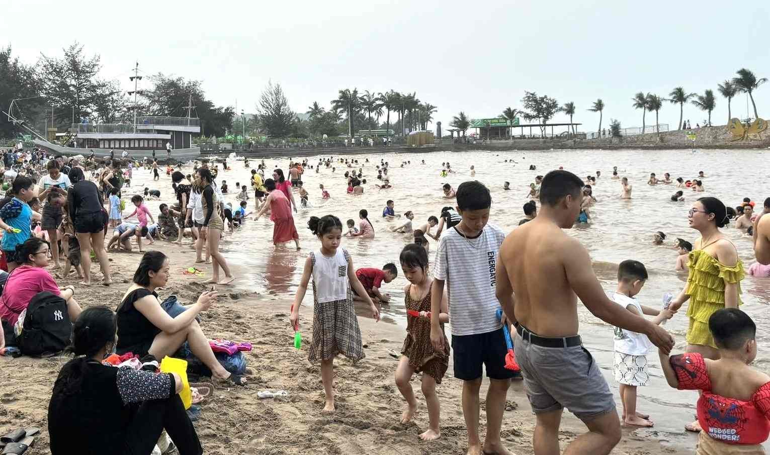 Các bãi biển đông nghẹt khách nghỉ lễ Các bãi biển đông nghẹt khách nghỉ lễ
