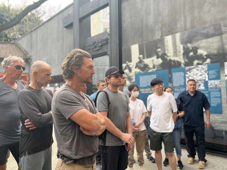 Trước đó, hai ngôi sao Hollywood là Matthew McConaughey (tượng vàng Oscar và Quả cầu vàng với vai Ron Woodroof trong phim Dallas Buyers Club) và Woody Harrelson (phim Now you see me) đã thăm trưng bày Phút hồi sinh tại Di tích Nhà tù Hỏa Lò vào ngày 10/3.