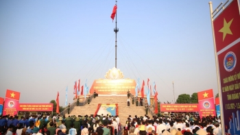 Thiêng liêng lễ thượng cờ "Thống nhất non sông"