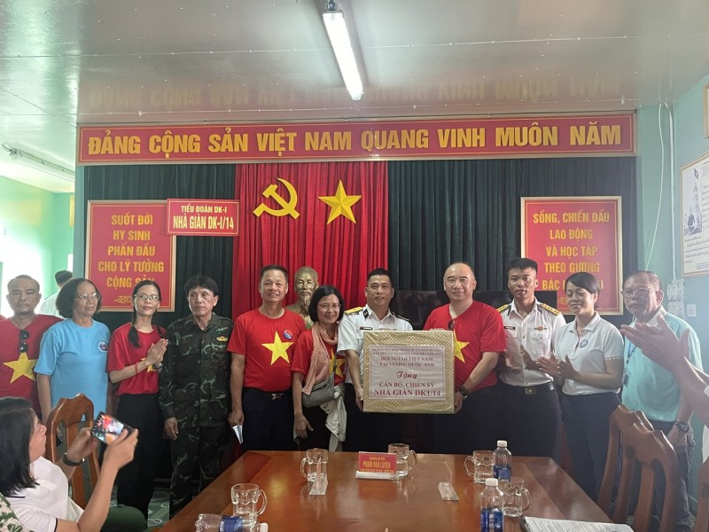 70 kiều bào thăm Trường Sa, nhà giàn DK-I nhân kỷ niệm 49 năm thống nhất Tổ quốc