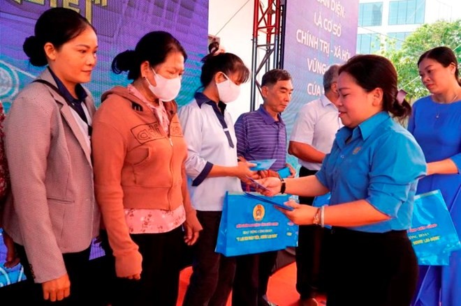 Chủ tịch LĐLĐ tỉnh Kiên Giang Trương Thanh Thúy tặng quà cho công nhân, đoàn viên, người lao động nhân dịp Tháng Công nhân. Ảnh: 