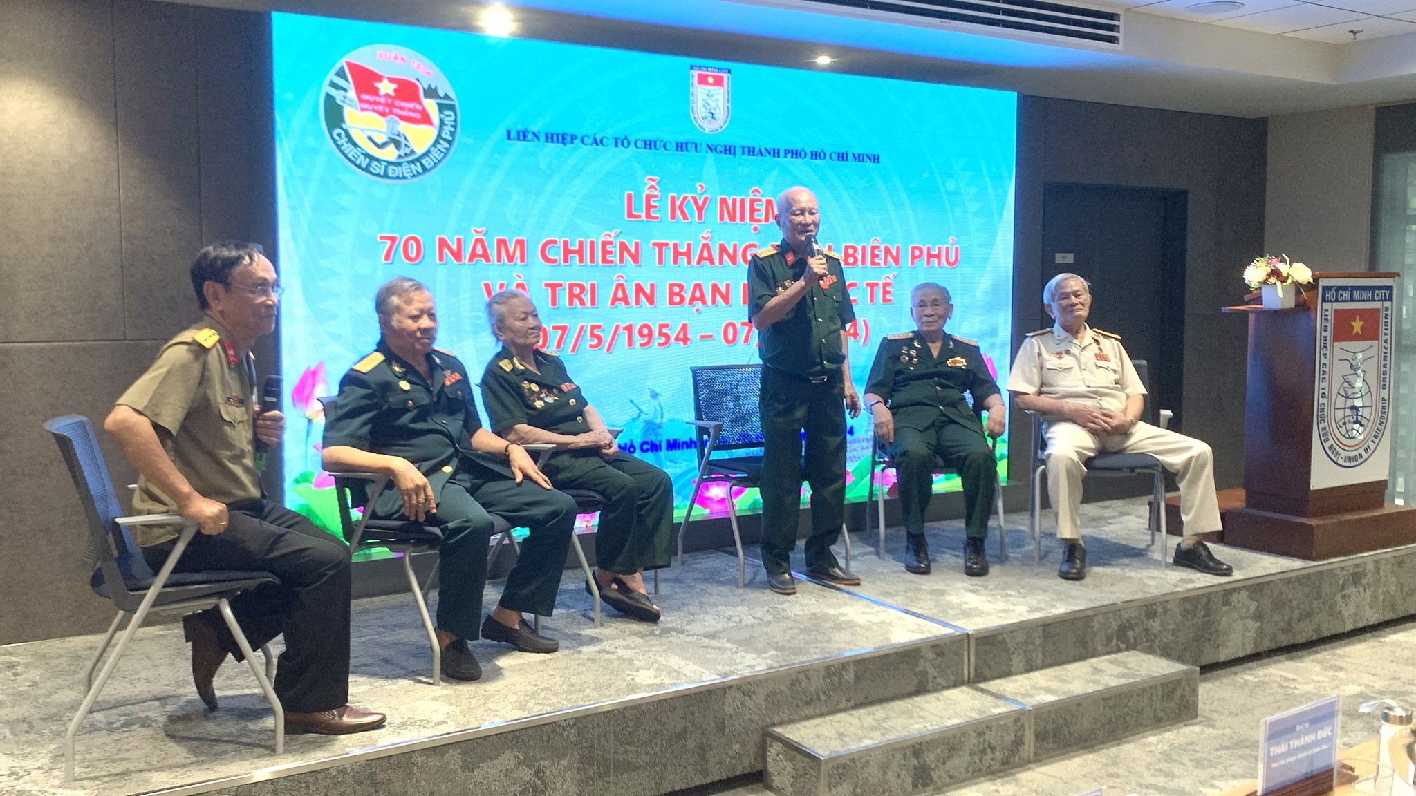 các cựu chiến binh từng trực tiếp chiến đấu, phục vụ chiến đấu trong Chiến dịch Điện Biên Phủ chia sẻ tại sự kiện.