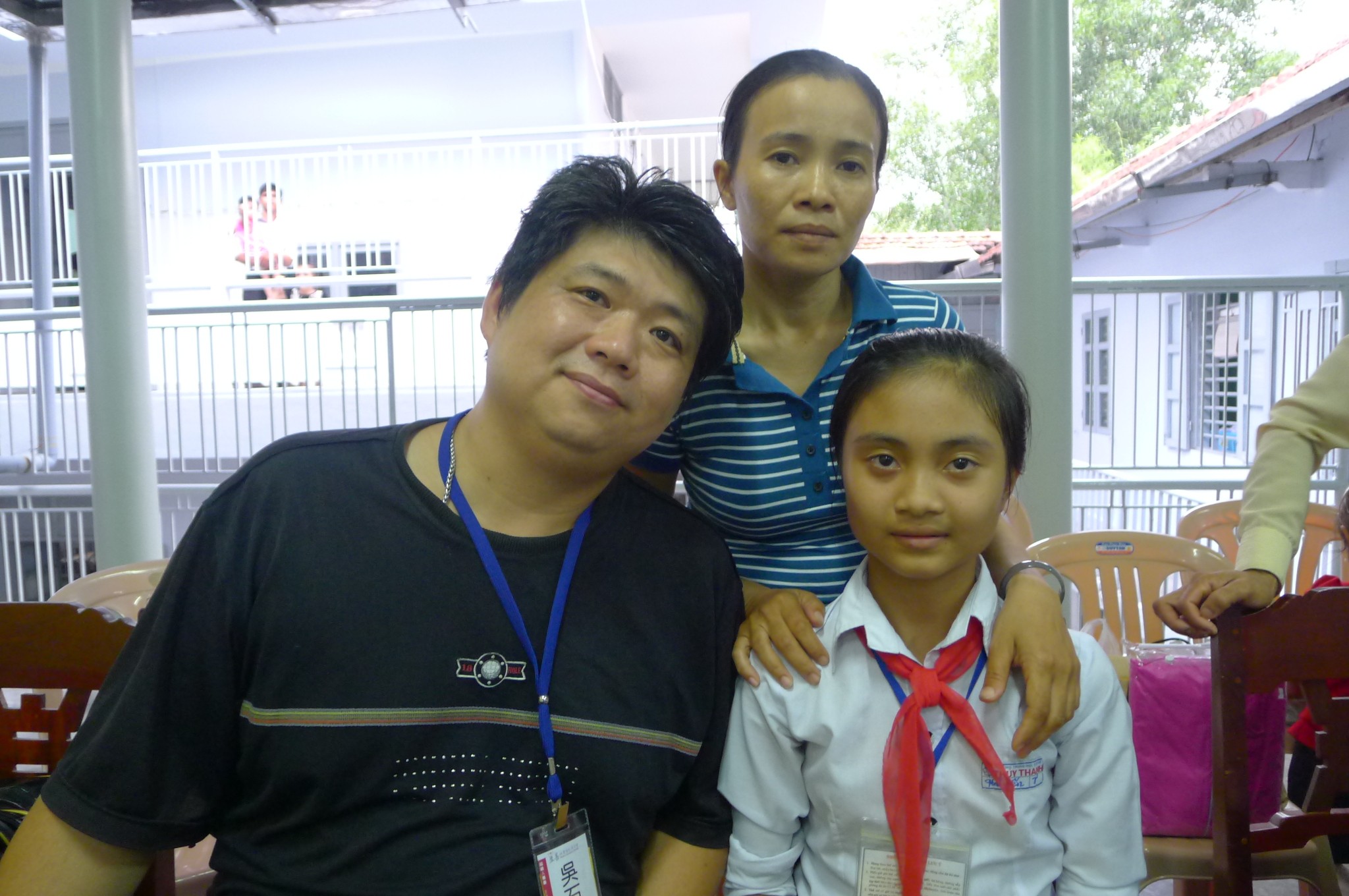 Em Đỗ Thị Hải Yến bên bố nuôi (áo đen) và mẹ ruột.