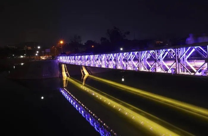 Hệ thống chiếu sáng cầu Mường Thanh. (Ảnh: TTXVN)