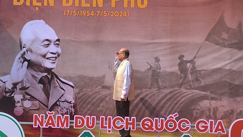 Có mặt tại Điện Biên Phủ đúng ngày kỷ niệm 7/5, ông Pallab Sengupta, Chủ tịch Hội đồng Hòa bình thế giới chia sẻ những hình ảnh đến thăm các di tích lịch sử tại đây. Có mặt tại Điện Biên Phủ đúng ngày kỷ niệm 7/5, ông Pallab Sengupta, Chủ tịch Hội đồng Hòa bình thế giới chia sẻ những hình ảnh đến thăm các di tích lịch sử tại đây.