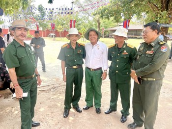 Cựu quân tình nguyện, cựu chuyên gia tỉnh Bình Dương thăm lại chiến trường xưa
