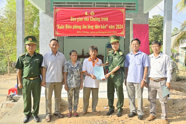 Bàn giao 8 căn nhà thuộc chương trình: “Xuân Biên phòng ấm lòng dân bản” tại Kiên Giang
