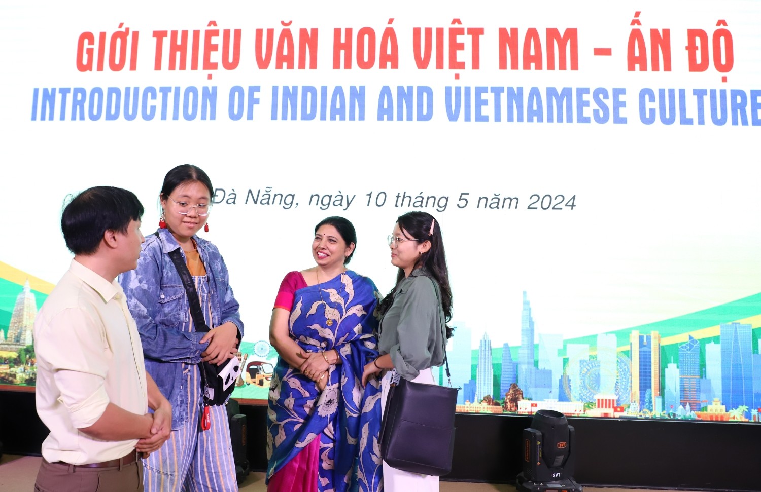 Giảng viên, sinh viên Trường Đại học Sư phạm – ĐHĐN trao đổi với TS. Monica Sharma về văn hóa Ấn Độ.
