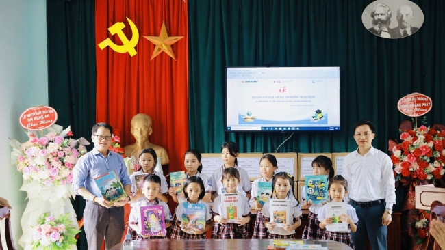 Nghệ An: Các trường nhận bàn giao 6 thư viện và 220 tủ sách lớp học từ Zhi Shan Foundation