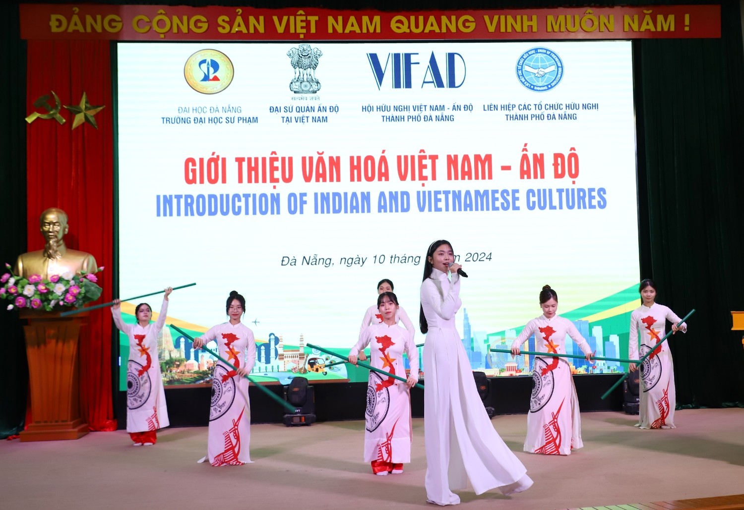 Một tiết mục văn nghệ của Sinh viên Trường Đại học Sư phạm – ĐHĐN