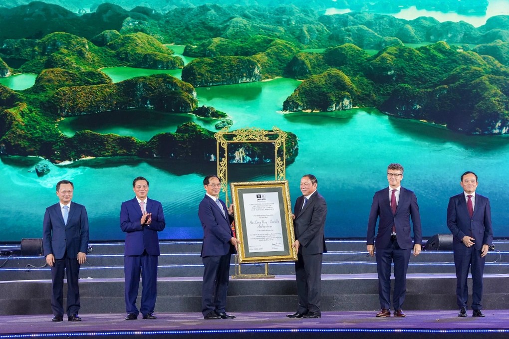 Đại diện UNESCO trao chứng nhận di sản thiên nhiên thế giới cho vịnh Hạ Long - quần đảo Cát Bà, tối 11/5