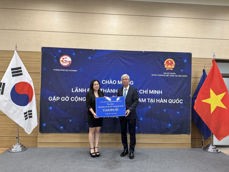 TP.HCM gặp gỡ và trao tặng tủ sách tiếng Việt cho cộng đồng người Việt Nam tại Hàn Quốc