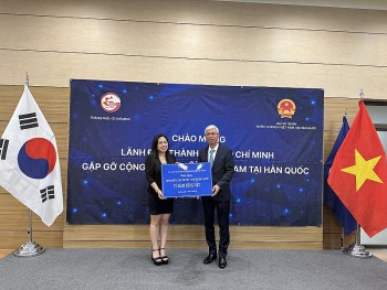 TP.HCM gặp gỡ và trao tặng tủ sách tiếng Việt cho cộng đồng người Việt Nam tại Hàn Quốc