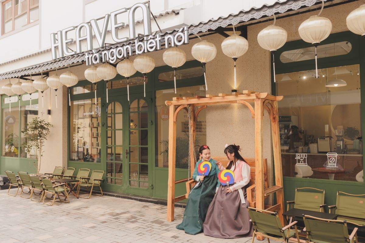 Các chủ cửa hàng tại K-Town thường dành thêm không gian để khách có thể thoải mái check-in, cũng là một hình thức quảng cáo cho shop