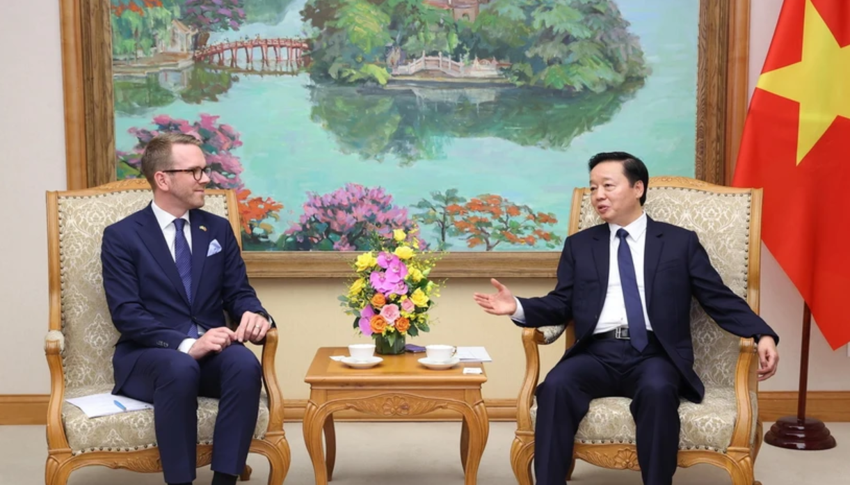 Phó Thủ tướng Trần Hồng Hà tiếp ông Andreas Carlson, Bộ trưởng Cơ sở hạ tầng và Nhà ở Thụy Điển. (Ảnh: Văn Điệp/TTXVN)