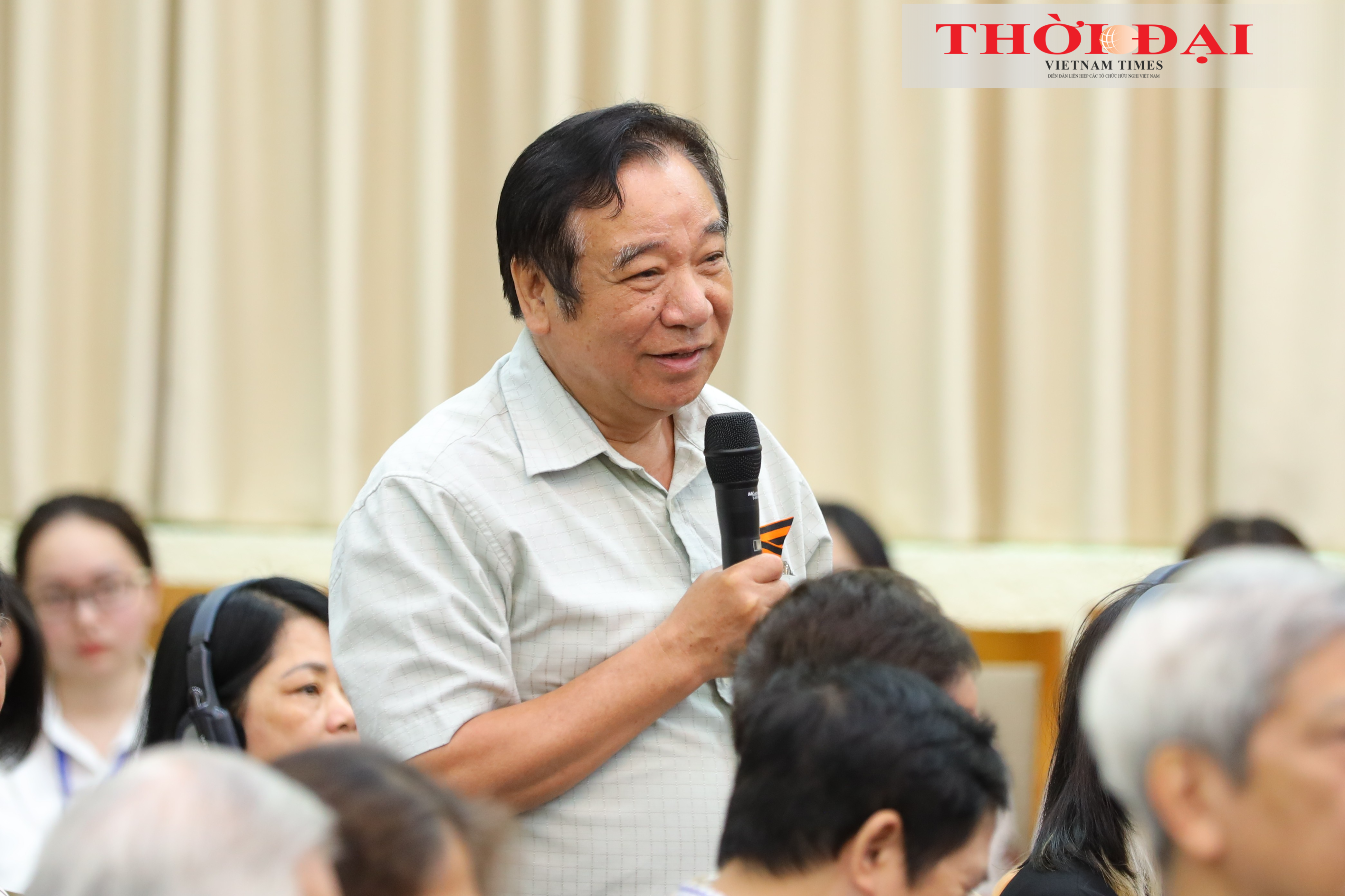 Một đại biểu đặt câu hỏi tại buổi chia sẻ thông tin. (Ảnh: Đinh Hòa)