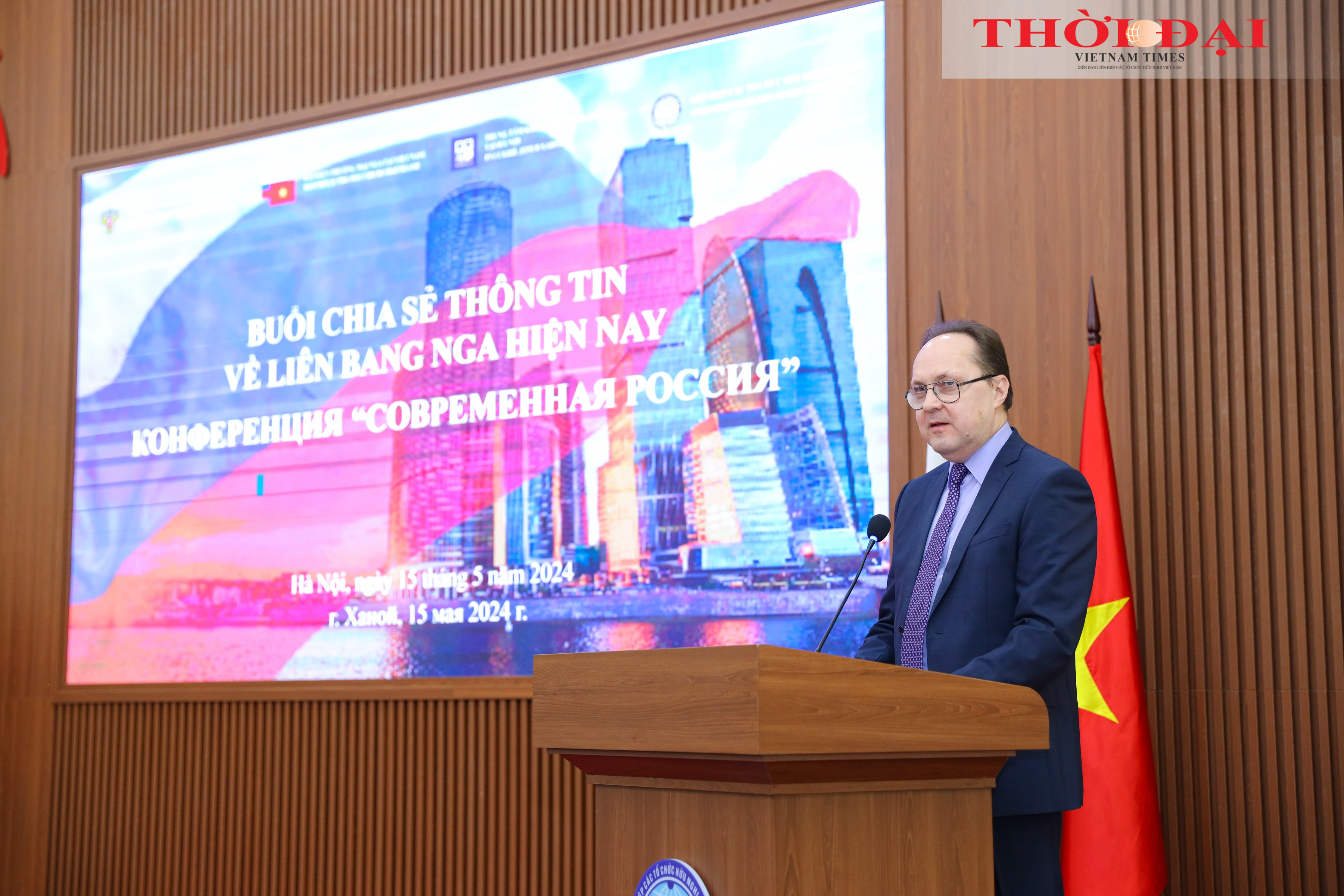 Đại sứ Gennady Stepanovich Bezdetko thông tin về chính sách đối nội của Nga trong giai đoạn hiện nay và những ưu tiên đối ngoại của nước này. (Ảnh: Đinh Hòa)