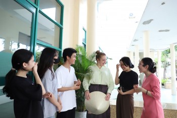 Sinh viên Bỉ dạy tiếng Anh miễn phí cho những người bạn Việt Nam