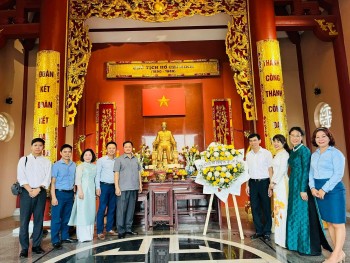 Kiều bào tại Lào tưởng nhớ Chủ tịch Hồ Chí Minh