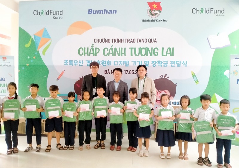 ChildFund Việt Nam trao 40 máy tính và 60 phần quà cho học sinh huyện Hoà Vang (Đà Nẵng)