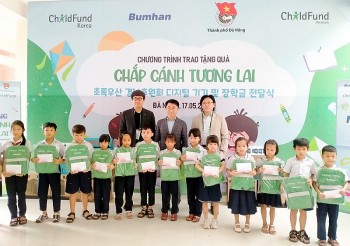ChildFund Việt Nam trao 40 máy tính và 60 phần quà cho học sinh huyện Hoà Vang (Đà Nẵng)