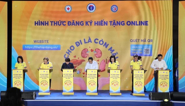 Thủ tướng Phạm Minh Chính và lãnh đạo nhiều bộ, ngành đã đăng ký hiến tặng mô, tạng tại lễ phát động. (Ảnh: SK&ĐS)
